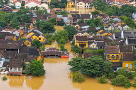 Thời tiết cực đoan năm 2025 đã gây ngập lụt diện rộng toàn thành phố Đà Nẵng, trong hình là phố cổ Hội An, di sản văn hoá Thế giới chìm trong biển nước. (Ảnh: PV/Vietnam+)