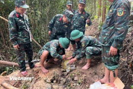 Cán bộ, chiến sỹ Bộ Chỉ huy Quân sự thành phố Đà Nẵng phối hợp xử lý quả bom nặng hơn 220kg. (Ảnh: Bộ Chỉ huy Quân sự Đà Nẵng cung cấp)