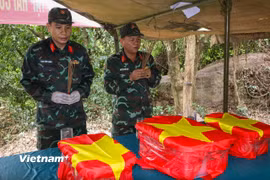 Lực lượng làm nhiệm vụ tại Hang Đá Sập (xã Hà Nha, thành phố Đà Nẵng) tìm thấy 5 hài cốt cùng nhiều vật dụng của các liệt sĩ. (Ảnh: Đoàn Cường - Thanh Phong/Vietnam+)
