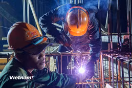 Rực sáng ánh đèn, xuyên đêm thi công trường nội trú giữa đại ngàn Trường Sơn