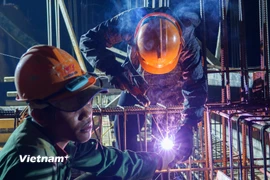 Rực sáng ánh đèn, xuyên đêm thi công trường nội trú giữa đại ngàn Trường Sơn