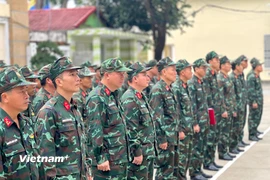 Cán bộ, chiến sỹ Bộ Chỉ huy quân sự thành phố Đà Nẵng sẵn sàng lên đường thực hiện nhiệm vụ giúp Nhân dân dựng lại nhà cửa. (Ảnh: Thanh Phong/Vietnam+)