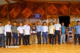 Đoàn công tác tặng nhà tình nghĩa cho hộ khó khăn người đồng bào dân tộc thiểu số tại xã biên giới Hùng Sơn. (Ảnh: PV/Vietnam+)