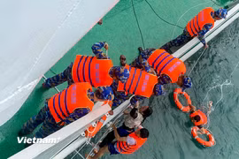Cứu thành công 1 nạn nhân nữ bị nạn tại Mũi Nghê. (Nguồn: Ban Tuyên huấn Vùng 3 Hải quân)