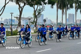 Diễu hành xe đạp qua các tuyến phố của Đà Nẵng nhằm tuyên truyền công tác bảo vệ môi trường. (Ảnh: Thanh Phong/Vietnam+)