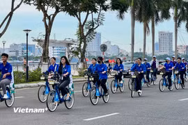 Diễu hành xe đạp qua các tuyến phố của Đà Nẵng nhằm tuyên truyền công tác bảo vệ môi trường. (Ảnh: Thanh Phong/Vietnam+)