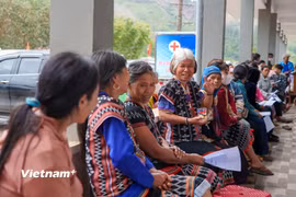 Đồng bào Cơ Tu ở xã A Vương vui mừng được khám bệnh miễn phí ngay tại vùng biên cương xa xôi. (Ảnh: Thanh Phong/Vietnam+)