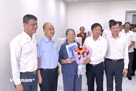 Chủ tịch Ủy ban Nhân dân thành phố Đà Nẵng Lương Nguyễn Minh Triết trao chìa khóa căn hộ mới cho hộ gia đình người có công tại Chung cư Vũ Mộng Nguyên. (Ảnh: Thanh Phong/Vietnam+)