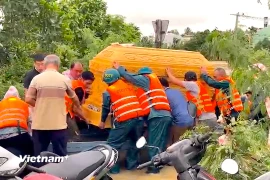 Cán bộ, chiến sỹ hỗ trợ an táng người dân bị ảnh hưởng do mưa lũ. (Ảnh: PV/Vietnam+)