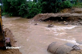 Nước lũ cuốn trôi cầu tạm sông Ví, xã Trà Liên, thành phố Đà Nẵng. (Ảnh: UBND xã Trà Liên)