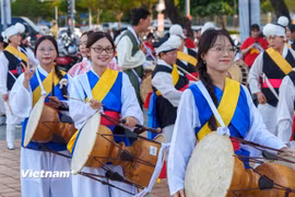 Nét xinh đẹp của thiếu nữ Việt Nam trong trang phục Hanbok hòa cùng điệu múa quạt. (Ảnh: Thanh Phong/Vietnam+)