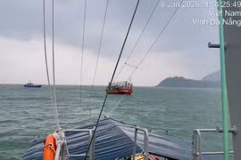 Tàu biên phòng lai dắt tàu cá gặp nạn. (Ảnh: PV/Vietnam+)
