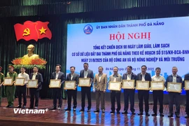 Khen thưởng tập thể, cá nhân có thành tích xuất sắc trong Chiến dịch 90 ngày làm sạch dữ liệu đất đai của Đà Nẵng. (Ảnh: Thanh Phong/Vietnam+)