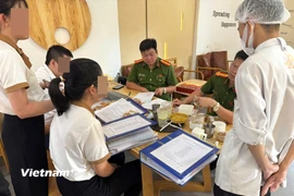 Công an thành phố Đà Nẵng làm việc với các cơ sở vi phạm. (Ảnh: Công an Đà Nẵng)