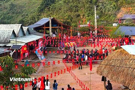 Sắc cờ nhuộm đỏ rực rỡ tại một điểm bầu cử ở xã biên giới La Êê, thành phố Đà Nẵng. (Ảnh: PV/Vietnam+) 
