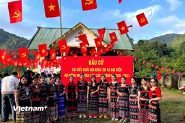 Sắc cờ nhuộm đỏ rực rỡ tại một điểm bầu cử ở xã biên giới La Êê, thành phố Đà Nẵng. (Ảnh: PV/Vietnam+) 