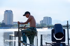 Đội nắng gay gắt, gấp rút hoàn thiện 'siêu' sân khấu Lễ hội Pháo hoa Quốc tế Đà Nẵng DIFF 2026