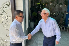 Đồng chí Lê Quốc Minh đến thăm Nhà báo Lê Hoàng Linh, nguyên Giám đốc Đài Phát thanh- Truyền hình tỉnh Quảng Nam (1997-2010). (Ảnh: Thanh Phong/Vietnam+)