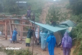 Di dời khẩn cấp tài sản và hộ dân tại Trà My. (Ảnh: Ban Chỉ huy Phòng thủ khu vực 3 – Trà My)