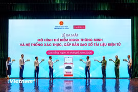 Kiosk thông minh, hỗ trợ người dân xác thực thông tin giấy tờ gốc hoàn toàn tự động và chỉ mất có 3 phút xử lý cho 1 giấy tờ. (Ảnh: Thanh Phong/Vietnam+)