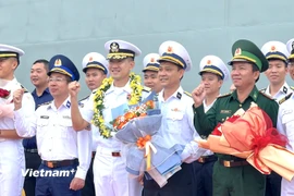 Tàu huấn luyện ROKS Hansando của Hải quân Hàn Quốc do Chuẩn Đô đốc Hong Sang Yong (hàng trước - người thứ 3 từ trái qua) làm Trưởng đoàn thăm xã giao thành phố Đà Nẵng. (Ảnh: Thanh Phong/Vietnam+)