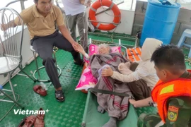Bệnh nhân bị nghi tai biến được xuồng BP 08.1501 khẩn trương đưa về bờ. (Ảnh: Bộ đội Biên phòng Đà Nẵng)