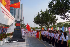 Cán bộ, đoàn viên thanh niên và học sinh tham gia Lễ Chào cờ tháng 3 tại Nhà trưng bày Hoàng Sa. (Ảnh: Thanh Phong/Vietnam+)
