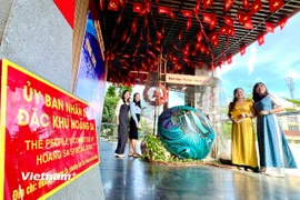 Người dân thích thú chụp hình bên không gian tranh trí tại Nhà Trưng bày Hoàng Sa. (Ảnh: Thanh Phong/Vietnam+)