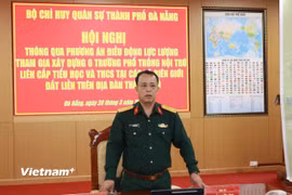 Đại tá Trần Hữu Ích, Chỉ huy trưởng Bộ Chỉ huy Quân sự thành phố Đà Nẵng chủ trì hội nghị thông qua phương án điều động lực lượng tham gia xây dựng 6 trường liên cấp tại biên giới Đà Nẵng. (Ảnh: Thanh Phong/Vietnam+)
