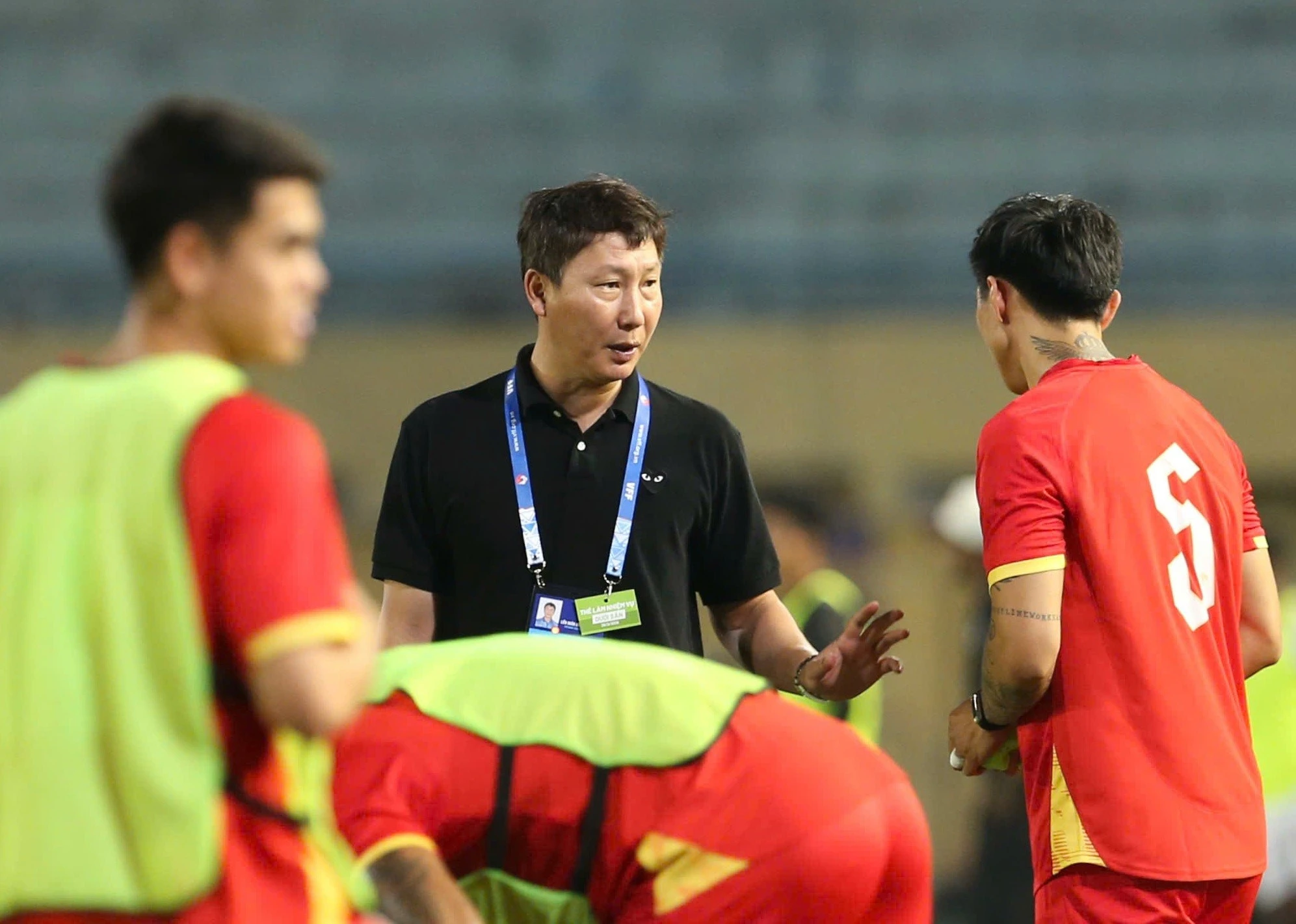HLV Kim Sang Sik tìm phương án tối ưu cho Hoàng Văn Hậu trước trận gặp Malaysia