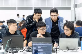 Học viên được đào tạo qua các bài toán mô phỏng thực chiến dưới sự hướng dẫn của các chuyên gia. (Ảnh: Vietnam+) 