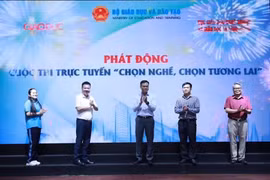Ban tổ chức thực hiện nghi thức phát động cuộc thi. (Ảnh: BTC)
