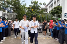Thí sinh rời điểm thi Tốt nghiệp Trung học phổ thông sau môn thi cuối. (Ảnh: Phạm Mai/Vietnam+)