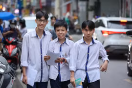 Thí sinh hào hứng sau khi kết thúc môn thi cuối cùng của kỳ thi. (Ảnh: Minh Sơn/Vietnam+)