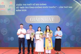 Nhà báo Triệu Ngọc Lâm, Tổng Biên tập Báo Giáo dục và Thời đại, Trưởng Ban Tổ chức cuộc thi và bà Phan Thị Hải, Phó Giám đốc Quỹ Phòng, chống tác hại của thuốc lá (Bộ Y tế) trao giấy chứng nhận và tặng hoa chúc mừng các tác giả đoạt giải Nhất. (Ảnh: BTC)