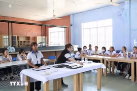 Học sinh lớp Nghiệp vụ nhà hàng K7 - Trường Trung cấp nghề dân tộc nội trú Khánh Vĩnh, Khánh Hòa trong giờ thực hành. (Ảnh: Hoàng Hiếu/TTXVN)