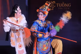 Các nghệ sỹ biểu diễn trong dự án "Tuồng tân tích". (Ảnh: Vietnam+)