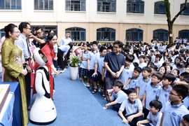 Học sinh hào hứng khi chào đón "thành viên" mới là robot Flamy. (Ảnh: Vietnam+)