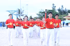 Nghi thức rước đuốc khởi động hành trình “Tôi yêu Tổ quốc tôi” năm 2026. (Ảnh: PV/Vietnam+)