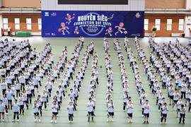 Học sinh hào hứng tham gia màn đồng diễn khởi động. (Ảnh: Vietnam+)