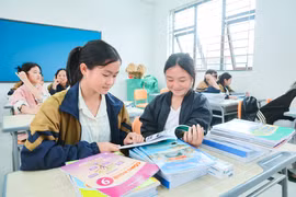 Học sinh Trường Phổ thông nội trú Tiểu học và Trung học cơ sở Si Pa Phìn chuẩn bị sách vở cho năm học mới. (Ảnh: Hoài Nam/Vietnam+)