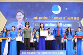 Ban tổ chức trao giải thưởng cho các cá nhân. (Ảnh: PV/Vietnam+)
