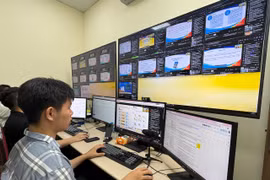 Đội ngũ kỹ thuật hỗ trợ việc tập huấn trực tuyến. (Ảnh: PV/Vietnam+)