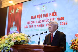 Giáo sư Phạm Minh Hạc phát biểu tại đại hội Cựu giáo chức Việt Nam lần thứ IV. (Ảnh: Thanh Tùng/TTXVN)