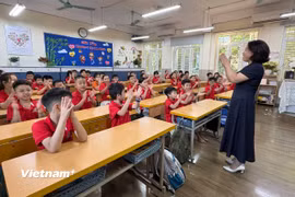 Giờ học của cô và trò Trường Tiểu học Cầu Giấy B. (Ảnh: PV/Vietnam+)