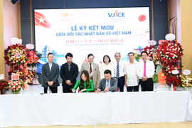 Ông Ngô Văn Hoan – Phó Tổng Giám đốc Nhà xuất bản Giáo dục Việt Nam và bà Lê Thương - Giám đốc Trung tâm Xúc tiến Hợp tác Văn hoá, Giáo dục Việt Nam - Nhật Bản ký kết thoả thuận hợp tác. (Ảnh: NXBGDVN)
