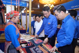 Ban tổ chức thăm gian hàng giới thiệu sản phẩm của các thanh niên. (Ảnh: Vietnam+)