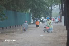 Nhiều tuyến đường của thành phố Hà Nội "chìm" trong biển nước do cường độ mưa lớn. (Ảnh: Hoài Nam/Vietnam+)