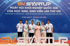 Giáo viên và học sinh Trường Trung học phổ thông Pleiku trong chương trình Ngày hội khởi nghiệp quốc gia dành cho học sinh, sinh viên. (Ảnh: Vietnam+)