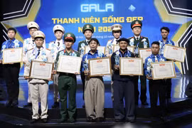 Ban tổ chức vinh danh các thanh niên sống đẹp tiêu biểu năm 2026. (Ảnh: Vietnam+)